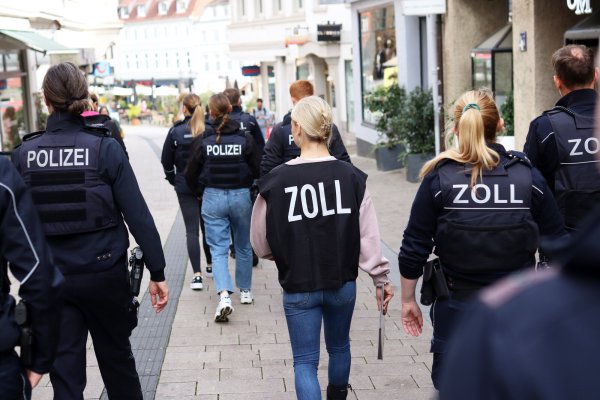 Mehrere Kräfte sorgten in der Obermarktstraße für Präsenz. - © Alex Lehn