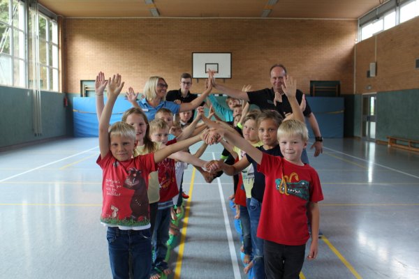 Kinder früher an Sport und Bewegung heranzuführen, das könnte mit "Sport4Kids" auch in Horn-Bad Meinberger klappen. Das Archivfoto aus dem Jahr 2018 zeigt Sport während einer Ferienaktionswoche des Familienzentrums Pusteblume in Holzhausen-Externsteine. - © Archivfoto: Joline Heller