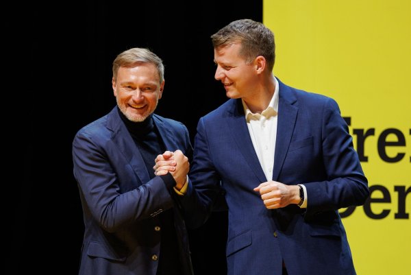 Die NRW-FDP um ihren Vorsitzenden Henning Höne (r.) stärkt Parteichef Christian Lindner den Rücken. - © Friso Gentsch/dpa