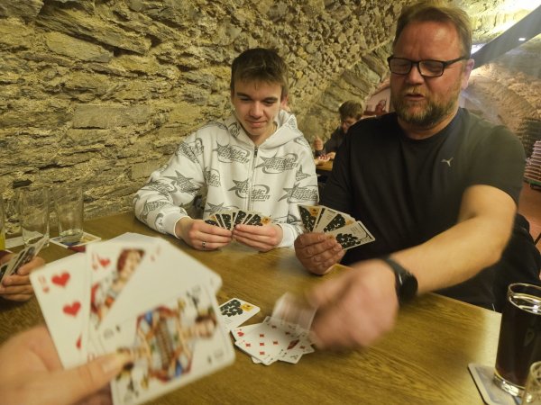 Hannes und sein Vater Markus Klus sind beim Mau-Mau-Turnier voll involviert. - © Janet König