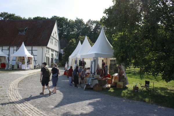 An zahlreichen Ständen konnten sich die Besucher informieren und regionale Köstlichkeiten probieren. - © Juliana Szabo