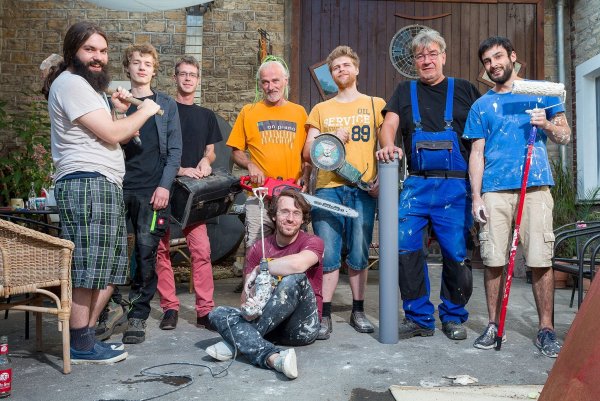 Wenn es im Red Horn District etwas zu tun gibt, kann sich Jörg Thienelt (mitte, oranges T-Shirt) auf die Musiker seines Freundeskreises verlassen. - © Torben Gocke +49 160 966 411 76