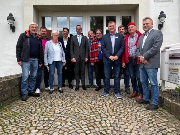 Wollen gemeinsam das Kulturerbe stärken: Heinz-Jürgen Ridder (Schwalenberger Schützengesellschaft), Marcus Rohde (Bürgerstiftung Schwalenberg), Sabine Eichmann van der Heyden (Wirtschaftsinitiative Schieder-Schwalenberg), Roman Weber (Lippischer Heimatbund), Bürgermeister Jörg Bierwirth, Fritz Beckmann (Schwalenberger Brauzunft) Andreas Wellmann (Kelter- & Kulturverein), Swen Horstmann (Stadt Schieder-Schwalenberg), André Eikermann (Trachtengilde Schwalenberg), Josef Kirchhoff (Heimat- & Verkehrsverein Schwalenberg) und Frank Ehlert (von links). - © Stadt Schieder-Schwalenberg