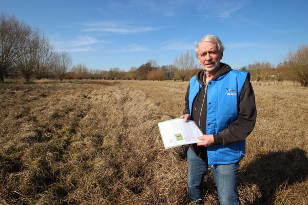 Bernd Mühlenmeier vom Nabu Lippe steht auf der Wiese in den Begaauen, auf der im Sommer noch einige Exemplare des seltenen Breitblättrigen Knabenkrauts blühen. - © Jens Rademacher