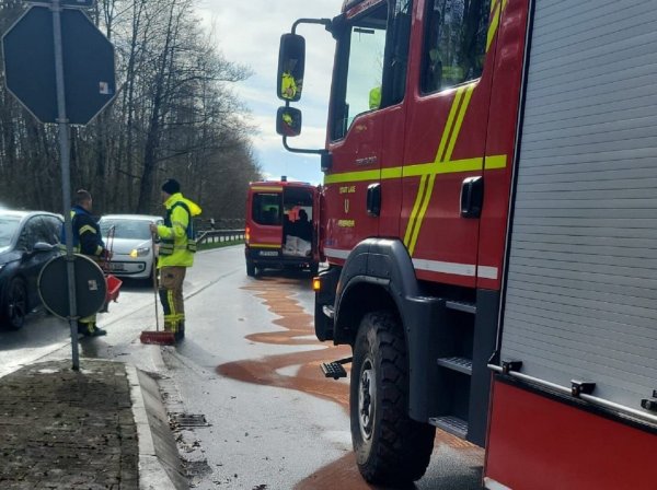Mitglieder der Feuerwehr Lage streuen die Ölspur an der Hüntruper Straße/Ecke Pivitsheider Straße ab. - © Freiwillige Feuerwehr Lage