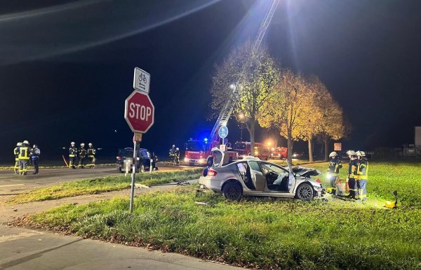 Ein Fahrer wurde bei dem Unfall lebensgefährlich verletzt. - © Kirsten Tirre
