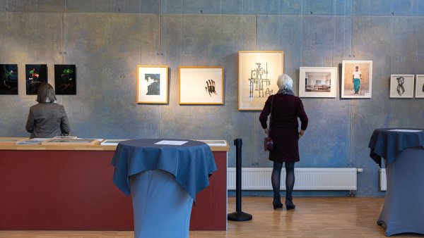 Die Jahresgabenausstellung der Lippischen Gesellschaft für Kunst ist noch bis zum 8. Dezember im Detmolder Sommertheater zu sehen. - © Elena Merkel