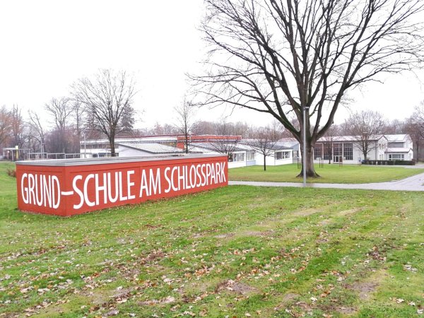 An der Grundschule am Schlosspark in Schieder patrouilliert seit Ende April regelmäßig ein Sicherheitsdienst. Vandalismusschäden gab es seitdem nicht mehr. - © Freya Köhring