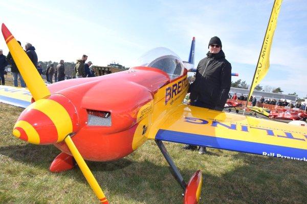 Mit Jan Rottmann (30) ist ein fünffacher deutscher Meister im Kunstflug in Oerlinghausen, im Jahr 2015 ist der Löhner zudem Europameister gewesen. An seiner Breitling hat er mit seinem Vater mehrere Jahre gearbeitet. Fotos: Karin Prignitz - © Karin Prignitz