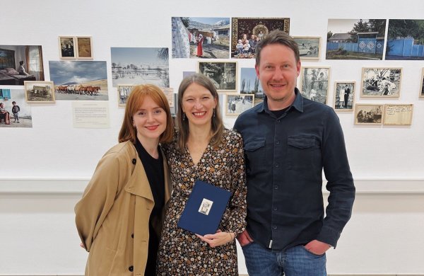 Eröffneten die Ausstellung: Verlegerin Helena Melikov, Autorin Irina Unruh und Moderator Edwin Warkentin (von links). - © Swift Books