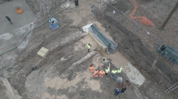 Das Rigolensystem wird auf dem Schlossplatz in die Erde eingesetzt. - © Stadt Detmold