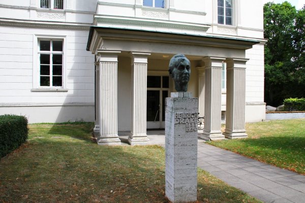 Die bronzene Büste des gleichnamigen Politikers Heinrich Drake (1881-1970) hat der Bildhauer und DDR-Bürger Drake 1971 geschaffen. Auch sie befindet sich vor dem Lippischen Landesmuseum. - © Landesverband Lippe