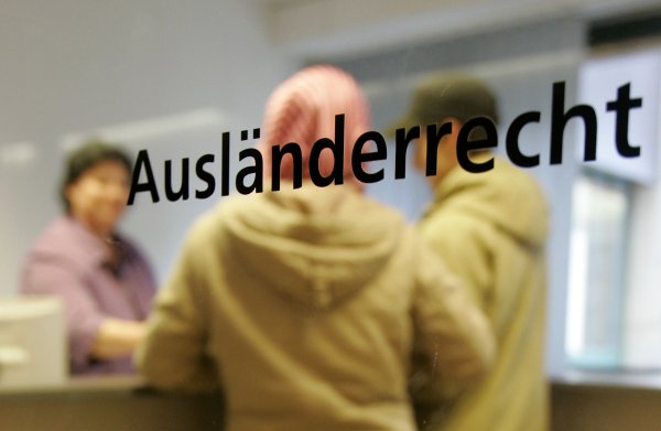 Ein Mitarbeiter einer Ausländerbehörde aus OWL verliert zunehmend die Motivation, weil er das System als überlastet und ineffizient wahrnimmt. - © AP