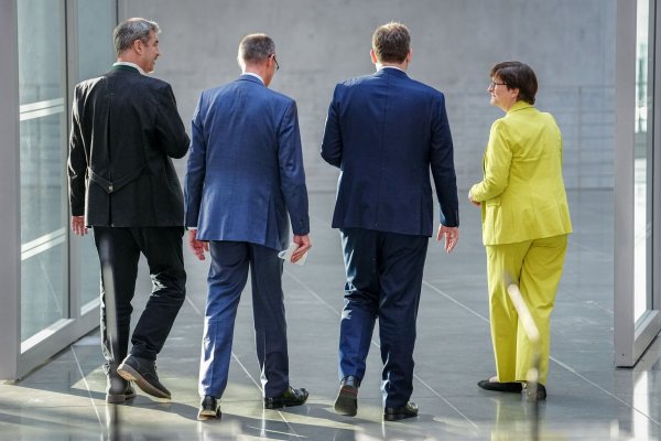 Nach den erfolgreichen Sondierungsgesprächen: Wird aus Markus Söder (v. l.), Friedrich Merz (beide Union) sowie Lars Klingbeil und Saskia Esken (beide SPD) noch eine Regierung? - © Kay Nietfeld/dpa