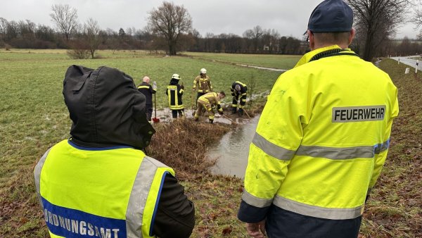 Mit vereinten Kräften sorgte die Feuerwehr Schlangen in den Knickwiesen für Entlastung des Schlänger Baches. - © Gemeinde Schlangen