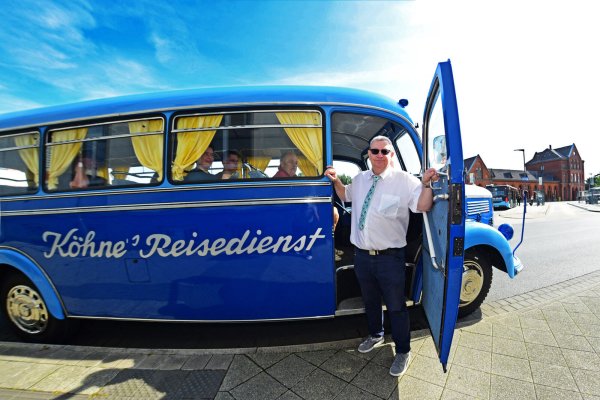 Ralf Hentschel steuert den Mercedes 3500 aus dem Jahr 1953 auf der neuen Tourismuslinie 710. - © Nicole Ellerbrake