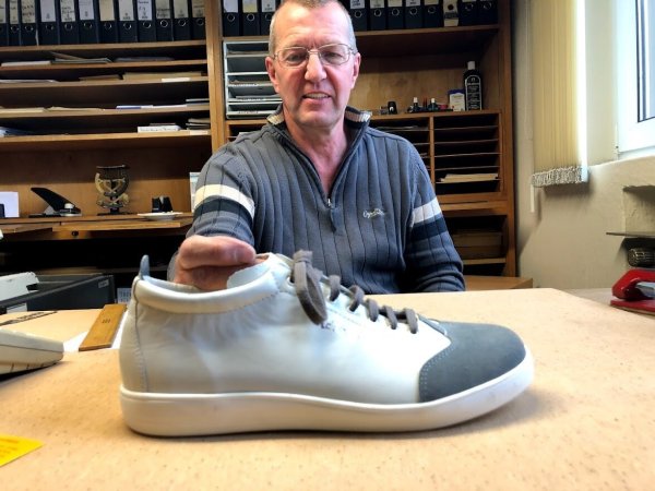 Klaus Süllwald hat den Retro-Sneaker der Eigenmarke „Biekamp" entworfen. - © Sven Kienscherf