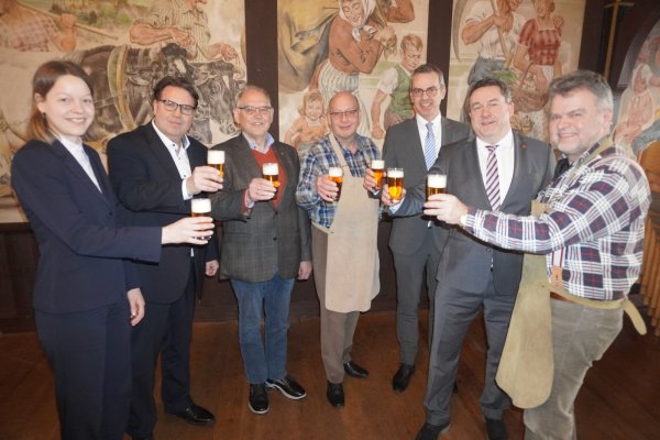 Dr. Maria Harnack (von links, Uni Paderborn), Holger Eichele (Deutscher Brauer-Bund), Willi Schirrmacher (Lippischer Heimatbund), Udo Strüber (Schwalenberger Brauzunft), Bürgermeister Jörg Bierwirth, Landrat Dr. Axel Lehmann und Frank Ehlert (Schwalenberger Brauzunft) stoßen auf den großen Erfolg an - natürlich mit Schwalenberger Bier. - © Michaela Weiße