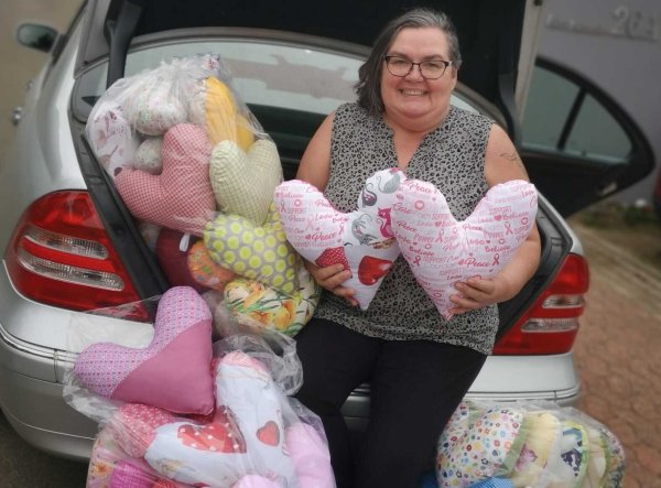 Passend zum "Pinktober" gibt es Herzkissen, die Claudia Kaufmann vom Brustzentrum des Klinikums Lippe in Detmold entgegen nimmt. - © Fotorechte: Weserbergländer Herzen helfen e.V.