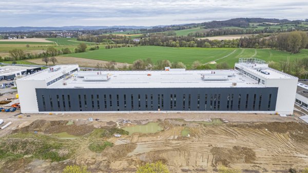Ein Baufeld von 45.000 Quadratmetern und eine Grundfläche von 8.000 Quadratmetern: Der Weidmüller-Neubau ist gigantisch. Mit Blick auf die Zukunft könnte problemlos angebaut werden. - © Weidmüller