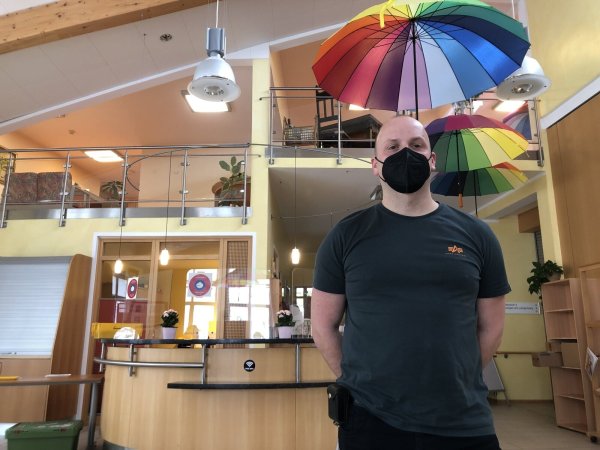 Pfleger Julian Begemann in der Empfangshalle des Stifts zu Wüsten. Seit mehr als zehn Jahren arbeitet der 34-Jährige hier. - © Sven Kienscherf