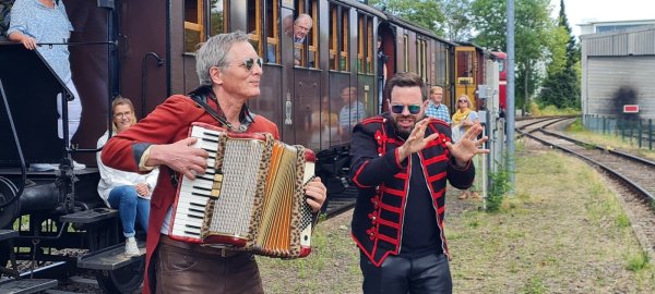Ein echtes Power-Duo: Roman D. Metzner und sein Freund Aaron Perry machen überall gute Stimmung, wo sie auftauchen, so wie am vergangenen Wochenende in Minden bei Kabarett unter Dampf. - © Marianne Schwarzer