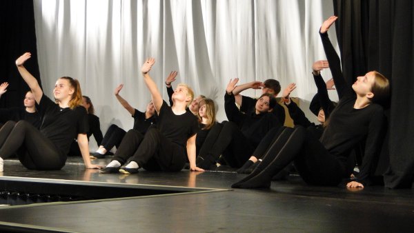 „Wie können wir uns vor Unheil und Gewalt schützen?“, fragen die Tänzerinnen in ihrer Performance und versuchen das Böse mit entschiedenen Gesten abzuwehren. - © Hajo Gärtner