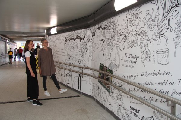 Illustratorin Nicole Sprekelmann (rechts) und Verena Haase vom Stadtmarketing begutachten ihr Werk in der Unterführung. - © Jana Beckmann