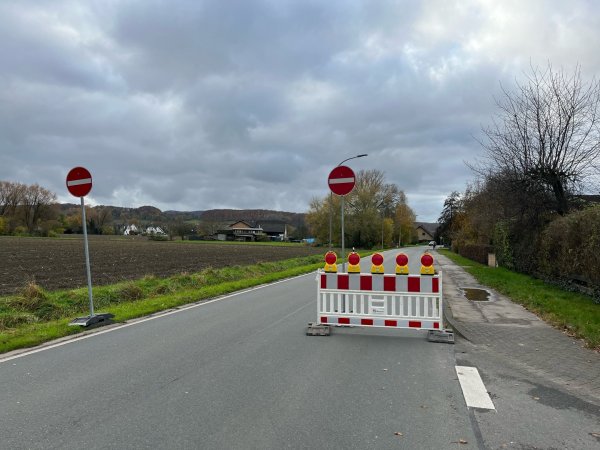 An dieser Wanderbaustelle kontrolliert die Polizei nach Bürgerbeschwerden verstärkt die Einhaltung der geänderten Verkehrsregeln. - © Polizei Lippe