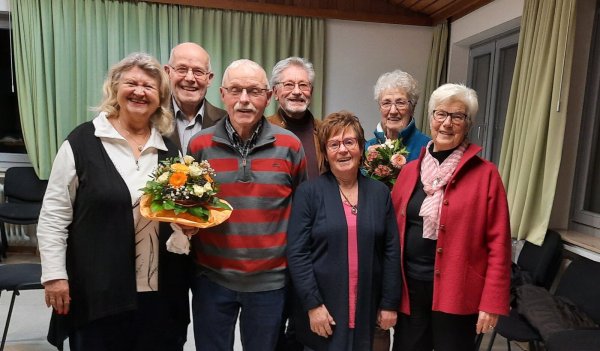 Der wiedergewählte Vorstand, mit der Vorsitzenden Waltraud Weber (Dritte von rechts) und den Geehrten (mit Blumenstrauß). - © Gemischter Chor Leopoldstal