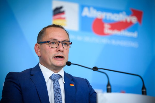 Tino Chrupalla, Vorsitzender der AfD-Bundestagsfraktion, versuchte die Aufregung um die zwei Parteikollegen abzumoderieren. - © Bernd von Jutrczenka