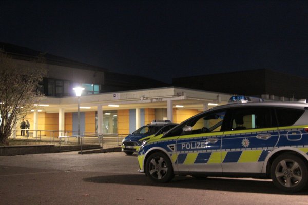 Die Polizei bewacht am Morgen des 23. Dezembers das Lagenser Gymnasium und die Realschule. Zuvor hatte es eine Amokdrohung gegeben, in dessen Konsequenz auf Online-Unterricht umgestellt wurde. - © Karolina Schmidt