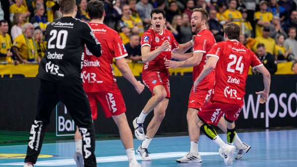 Samuel Zehnder und Bobby Schagen inspirieren ihre Teamkollegen nach dem 34:34 in Mannheim zum Kläschen-Tanz. - © foto2press