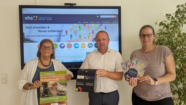 Stellen das neue Programm vor: VHS-Zweigstellenleiterin Heiderose Osterhage, Bürgermeister Mario Hecker und Dr. Sonja Girod von der VHS Detmold-Lemgo (von links). - © VHS