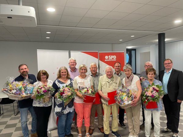 Ausgezeichnet: Timo Freiberger, Hannelore Senft, Anja Holitschke, Bürgermeister Thomas Katzer, Edelgard Holitschke, Wolfgang Holitschke, Gerd-Udo Klöpper, Marcus Mährländer, Beate Pflug, Bruno Kramer, Karin Erdmann und Dennis Maelzer (von links). - © Katrin Freiberger