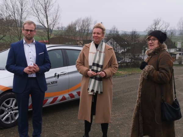 Verkehrsministerin Ina Brandes (Mitte) und Barntrups Bürgermeister Borris Ortmeier (links) machen sich zusammen mit Dr. Petra Beckefeld, Technischer Direktorin im Landesbetrieb Straßenbau, ein Bild vom Baufortschritt der Umgehungsstraße. - © Sylvia Frevert