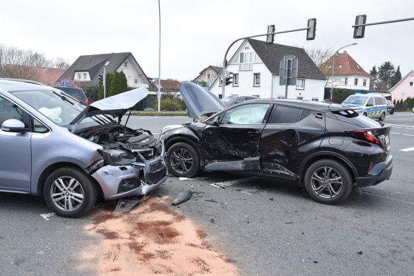 Auf der Kreuzung Klingenbergstraße/Lagesche Straße sind Dienstagmittag zwei Autos zusammengestoßen. - © Jörn Fries