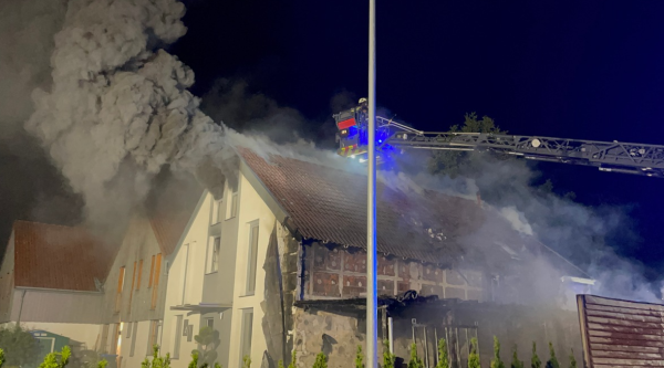 Die Einsatzkräfte konnten ein Übergreifen der Flammen auf die Nachbargebäude verhindern. - © Christopher Rieks/Feuerwehr Detmold