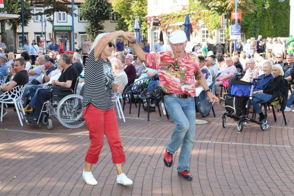Rosi und Günther Schnek aus Bielefeld schwingen auf dem Marktplatz das Tanzbein zu den Songs der Beatles. - © Sandra Castrup (LZ)
