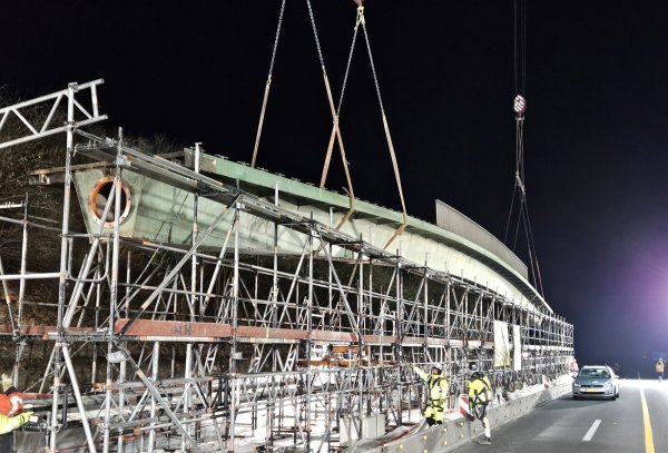 Zwei große Kräne haben die "Schnapsbrücke" an der Autobahn auf eine provisorische Arbeitsbühne gehoben. - © Sebastian Kratz