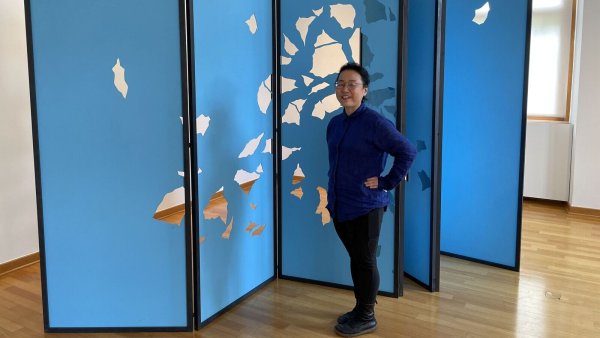 Satomi Edo mit dem "New ground paravent", der neben anderen Werken im Eichenmüllerhaus zu sehen ist. - © Kunstverein Lemgo