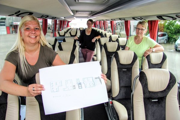 Der Sitzplan für den Reisebus ist ausgetüftelt. Dies und alle anderen Auflagen kosten (von links) Maira Multhaupt, Sylvia Stumpenhagen und Juliane Melzer viel Zeit. - © Niklas Böhmer