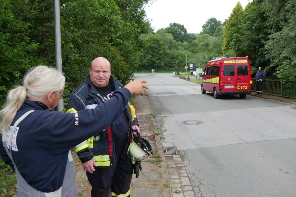 Thomas Schröder (links) gehören die Wiesen entlang des Diestelbachs. Beim Freischneiden des Wasserzugangs für seine Pferde hat er am Montagnachmittag erneut eine Verunreinigung im Bach festgestellt und weist der Feuerwehr den Weg. - © Jost Wolf