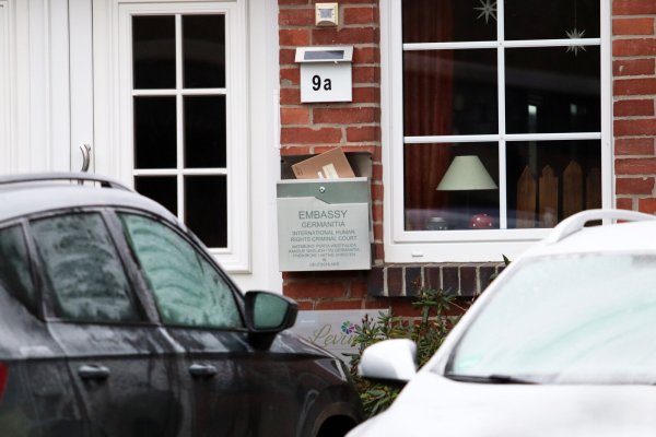 Die Reichsbürger-Orginsation hat in Möllbergen ein "Amtsbüro", wie auf dem Postkasten zu sehen ist. Das Haus durchsuchten die Ermittler. - © Alex Lehn