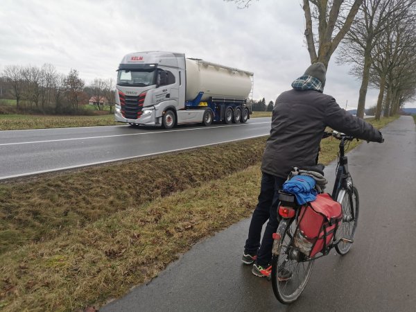 So gut ausgebaut und sicher abseits vom Verkehr gelegen wie der Radweg an der B 66 nahe Dörentrup sind nicht alle Wege. In kleineren Ortsdurchfahrten fehlt oftmals der Platz für einen Ausbau.  - © Sylvia Frevert