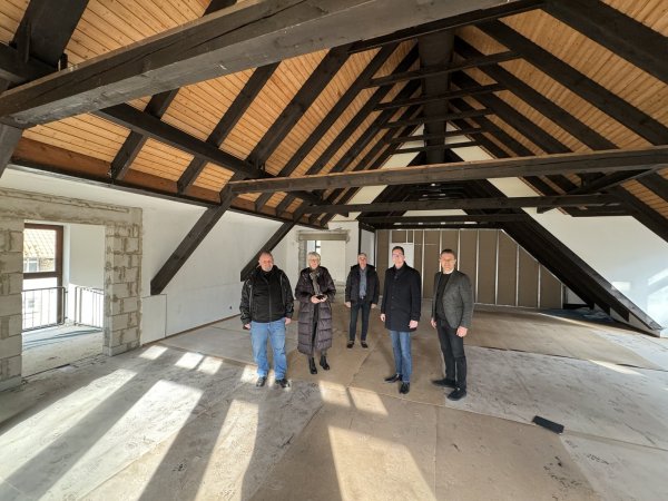 Bauprojektleiter Ingo Kuhn (von links), Petra Lesemann (Gebäudemanagement), Beigeordneter Thorsten Paulussen, Bürgermeister Matthias Kalkreuter und Architekt Lulzim Maliqi im Dachgeschoss des Haus des Gastes. - © Sven Kienscherf