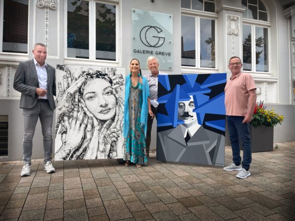 Vor der Galerie Greve: (von links) Bürgermeister Dirk Tolkemitt und Sopranistin Claudia Oddo halten das Gemälde von der Dortmunder Künstlerin Sarah Jil Niklas, daneben Galerist Andreas Greve und Künstler Ippazio Fracasso Baacke mit seinem Puccini Gemälde. - © Andreas Greve