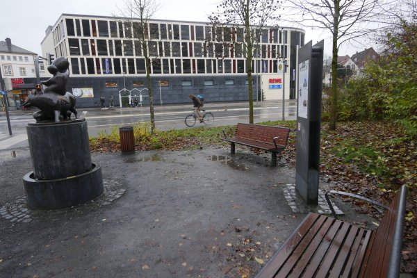 Ein Handyraub am Hasselter Platz hat das Schöffengericht vor dem Amtsgericht Detmold beschäftigt. - © Jost Wolf