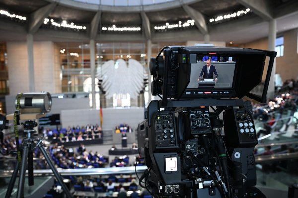 Friedrich Merz, CDU/CSU Fraktionsvorsitzender und CDU Bundesvorsitzender, spricht in der 214. Plenarsitzung der 20. Legislaturperiode im Deutschen Bundestag und ist auf dem Bildschirm einer TV-Kamera zu sehen. - © Bernd von Jutrczenka/dpa