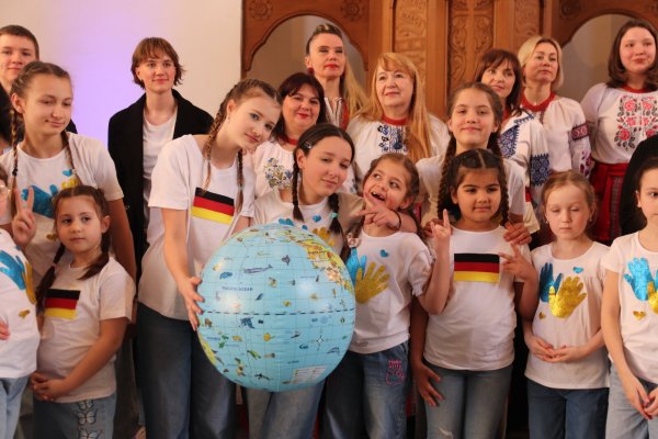 „Frieden für die ganze Welt“ lautete die Botschaft, die die jungen Mitglieder des „Musiktheaterstudios Inspiration“ in Liedern und Tanz ausdrückten. Foto: Knut Dinter - © Knut Dinter